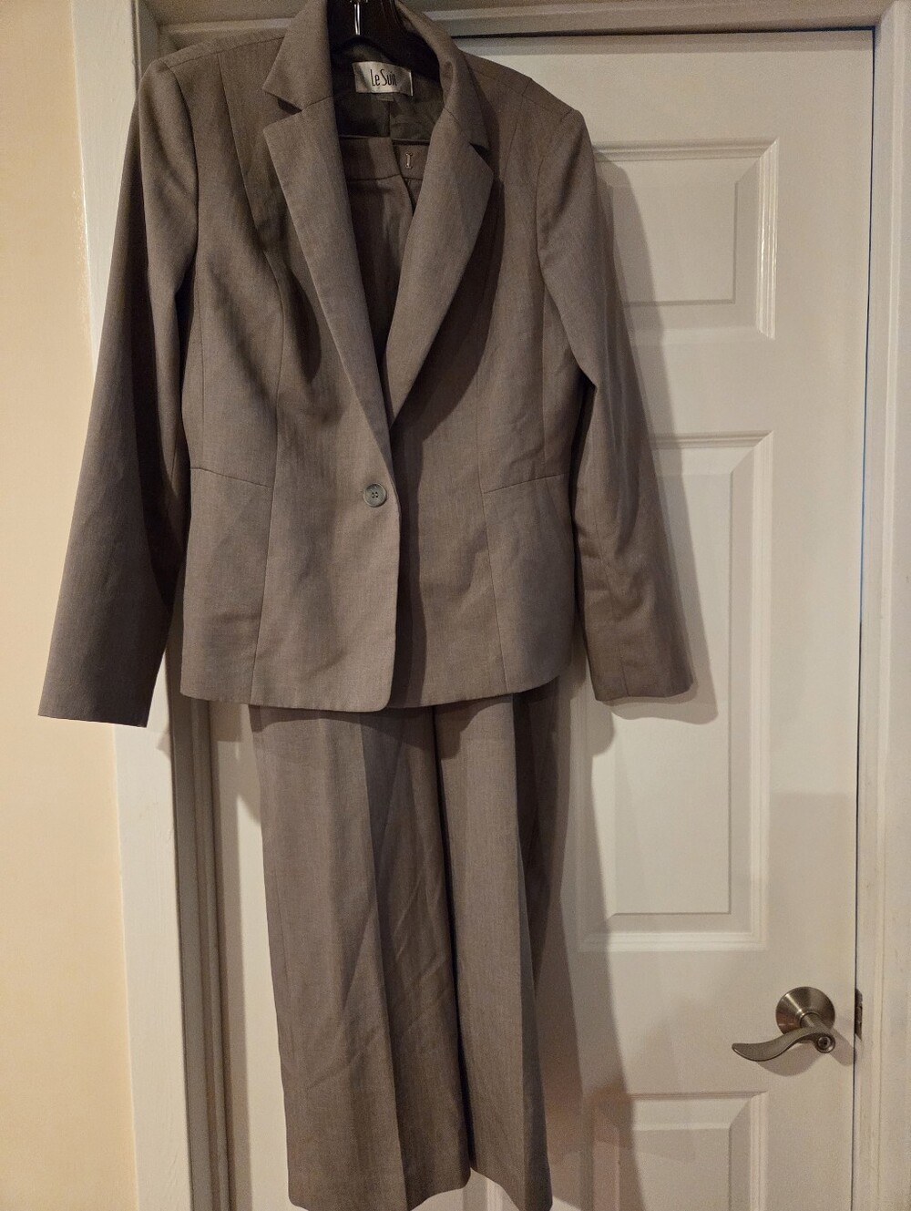 Le Suit Women's Taupe/Gray Two-Piece Blazer and Pants Set Size 8 Excellent